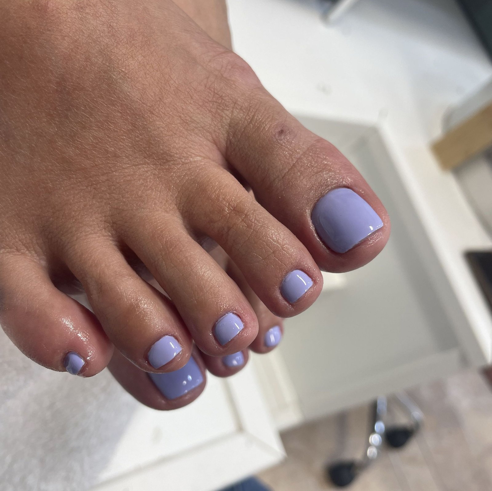 Pedicura con esmaltado semipermanente lila en Córdoba
